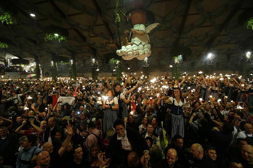 Die emotionalsten Bilder vom Wiesn-Kehraus: Bedienungen feiern am 07.10.2012 in München den traditionellen Kehraus im Höfbräu-Festzelt und beschließen damit ihre arbeitsreiche Zeit auf dem Oktoberfest. Nach 14-tägiger Dauer ging am Sonntag das 179. Oktoberfest zu Ende.