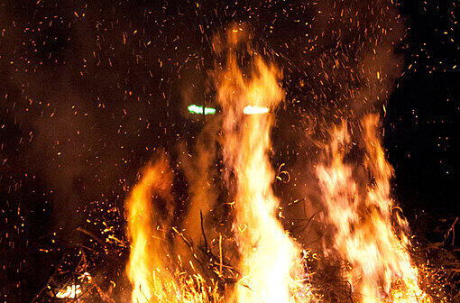 Vielerorts in Deutschland entzünden Menschen am Ostersonntag ein Feuer. (Symbolbild)