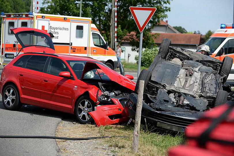 Schwerer Unfall am Bahnübergang St. Georgen: Zwei Autos sind so heftig aneinander gekracht, dass sich ein Pkw überschlug und auf dem Dach liegen blieb. Die Bilder...