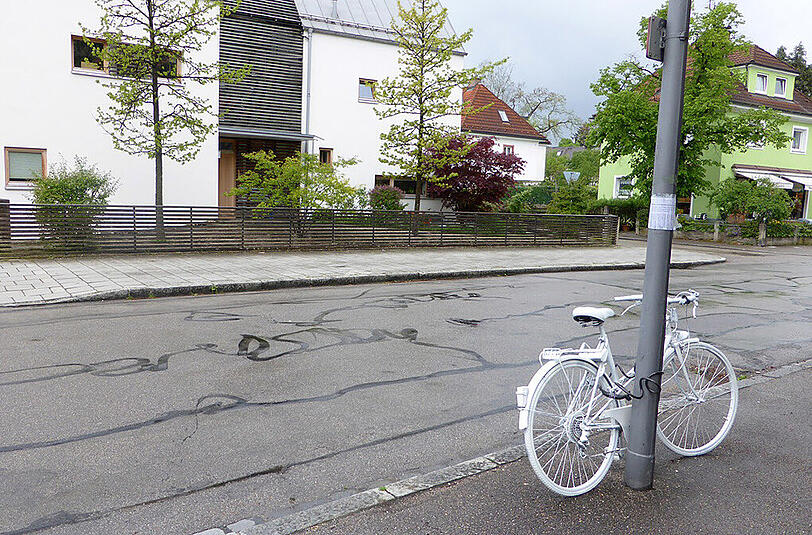 Autharistraße in Harlaching: Am 10. Dezember 2013 wurde hier ein 86-jähriger Radler von einem zu eng überholenden PKW erfasst und durch den Sturz so schwer verletzt, dass er später im Krankenhaus verstarb.