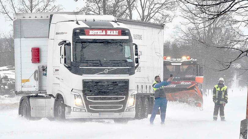 10.30 Uhr bei Holzkirchen (Lkr. Miesbach): Auf der B318 kam es zwischen einem Lieferwagen und einem Pkw zu einem Frontalzusammenstoß. Zudem blieb ein Sattelzug wegen der Schneeverwehungen hängen. Die Bundesstraße musste komplett gesperrt werden.