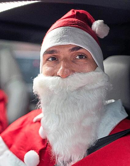 Der Mann mit Bart, der Geschenke verteilt: Bayerns Weltmeisterverteidiger Mats Hummels überrascht als Nikolaus im Rahmen der Aktion "Ehrenrunde" den Fan Rudi Tausend.