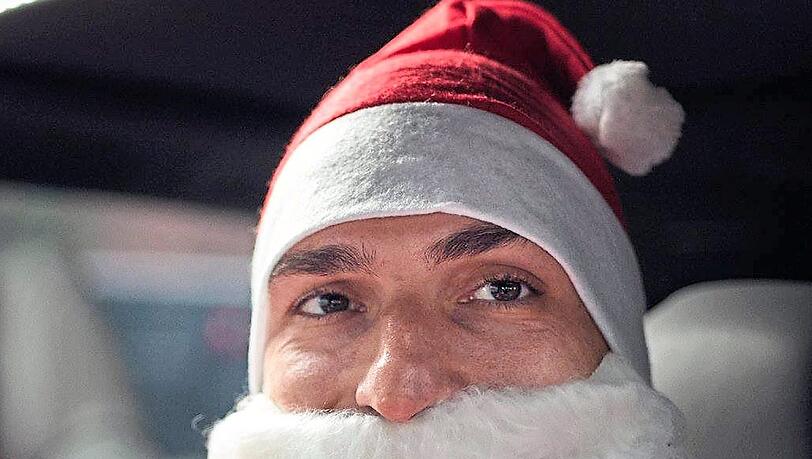 Der Mann mit Bart, der Geschenke verteilt: Bayerns Weltmeisterverteidiger Mats Hummels überrascht als Nikolaus im Rahmen der Aktion "Ehrenrunde" den Fan Rudi Tausend. Der Mann mit Bart, der Geschenke verteilt: Bayerns Weltmeisterverteidiger Mats Hummels überrascht als Nikolaus im Rahmen der Aktion "Ehrenrunde" den Fan Rudi Tausend.