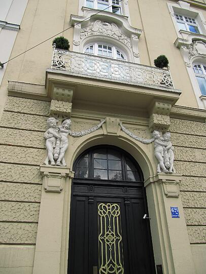 Schon eher ein hochherrschaftliches Tor als eine schnöde Haustür: Die prächtigen Fassaden Bogenhausens sind mit liebenvollen Details verziert.