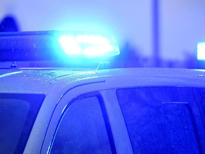 Ein Blaulicht leuchtet auf dem Dach eines Polizeifahrzeugs.