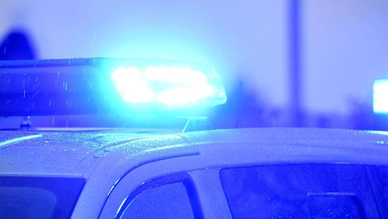 Ein Blaulicht leuchtet auf dem Dach eines Polizeifahrzeugs. Ein Blaulicht leuchtet auf dem Dach eines Polizeifahrzeugs.
