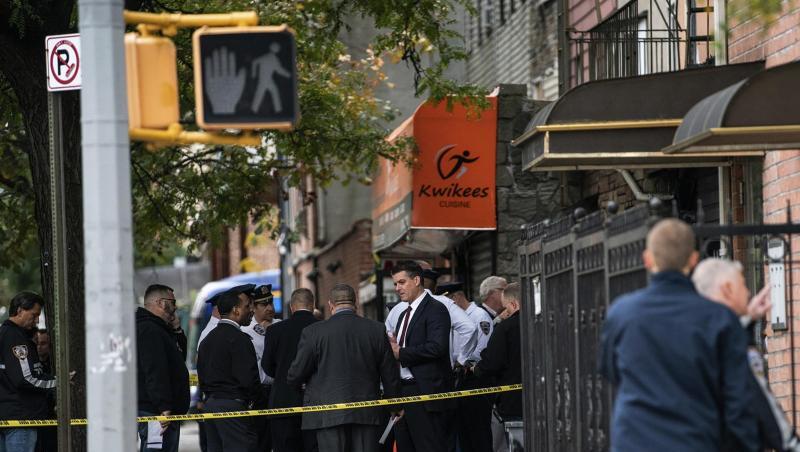 Polizisten stehen vor dem Haus in New York, in dem vier Menschen starben und drei verletzt wurden. Polizisten stehen vor dem Haus in New York, in dem vier Menschen starben und drei verletzt wurden.