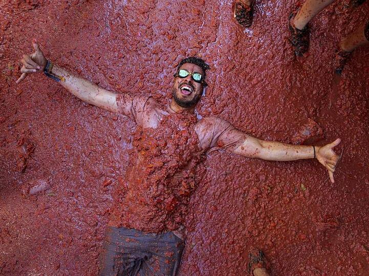 Baden in Tomaten: Ein Festteilnehmer bei der traditionsreichen Tomatenschlacht "La Tomatina".
