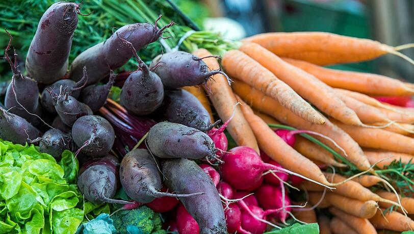 Gemüse satt: Manche Eltern setzen beim Essen ihrer Kinder ausschließlich auf Gemüse, Obst und Getreide - tierische Produkte kommen somit nicht auf den Tisch.