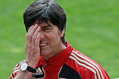 Nein, es geht Jogi Löw nicht allzu gut auf Mallorca. Am Montag ist er nicht zur Pressekonferenz erschienen wegen anhaltender Zahnschmerzen. Ob er schlecht geputzt hat? Eigentlich ist der Bundestrainer ja bekannt dafür, dass er sein Äußeres sorgfältig pflegt.