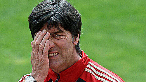 Nein, es geht Jogi Löw nicht allzu gut auf Mallorca. Am Montag ist er nicht zur Pressekonferenz erschienen wegen anhaltender Zahnschmerzen. Ob er schlecht geputzt hat? Eigentlich ist der Bundestrainer ja bekannt dafür, dass er sein Äußeres sorgfältig pflegt. Nein, es geht Jogi Löw nicht allzu gut auf Mallorca. Am Montag ist er nicht zur Pressekonferenz erschienen wegen anhaltender Zahnschmerzen. Ob er schlecht geputzt hat? Eigentlich ist der Bundestrainer ja bekannt dafür, dass er sein Äußeres sorgfältig pflegt.