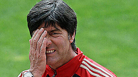 Nein, es geht Jogi Löw nicht allzu gut auf Mallorca. Am Montag ist er nicht zur Pressekonferenz erschienen wegen anhaltender Zahnschmerzen. Ob er schlecht geputzt hat? Eigentlich ist der Bundestrainer ja bekannt dafür, dass er sein Äußeres sorgfältig pflegt.