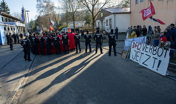 Die Demonstranten forderten unter anderem ein AfD-Verbotsverfahren. Die Demonstranten forderten unter anderem ein AfD-Verbotsverfahren.