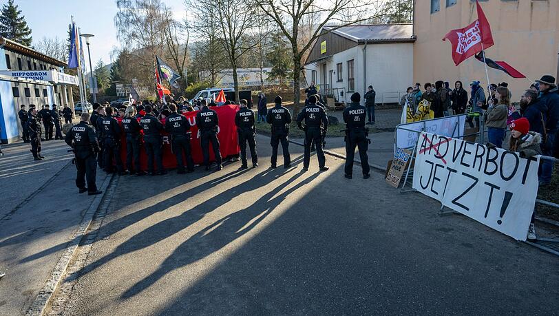 Die Demonstranten forderten unter anderem ein AfD-Verbotsverfahren.
