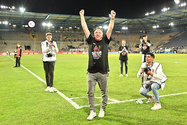 2023 feierte der heutige L&ouml;wen-Trainer Kauczinski mit Wiesbaden den Aufstieg. Mit dabei war auch Max Reinthaler.