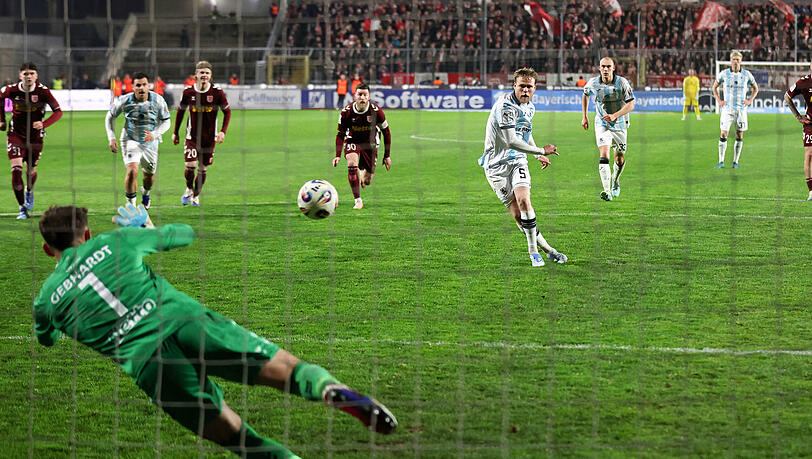 Thore Jacobsen verschie&szlig;t den Foulelfmeter und scheitert an Jahn-Keeper Felix Gebhardt.