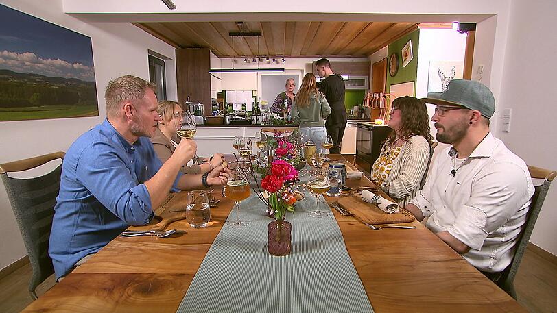 Gudrun lässt sich zwischen den Gängen eher selten bei den anderen am Tisch blicken. Gudrun lässt sich zwischen den Gängen eher selten bei den anderen am Tisch blicken.