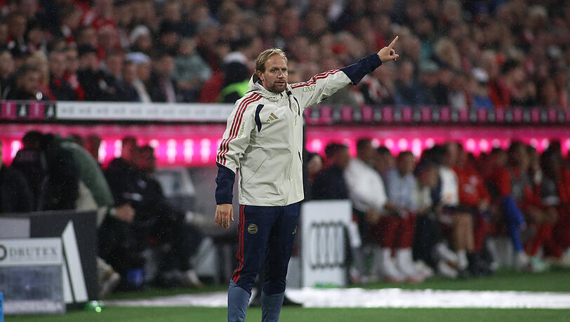 &Uuml;bernahm die Rolle von Chefcoach Vincent Kompany: Co-Trainer Aaron Danks.