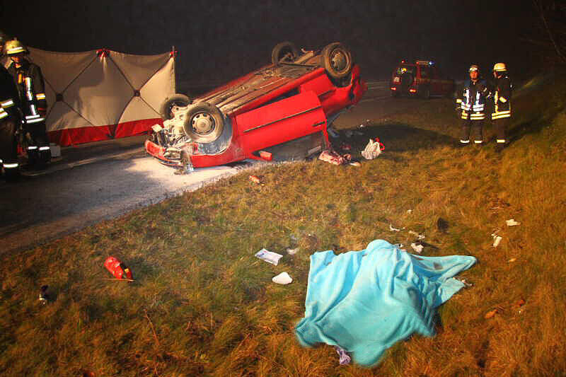 Auf der Autobahn 94 bei Neuötting (Landkreis Altötting) ist am Montagabend eine Autofahrerin bei einem schweren Unfall tödlich verunglückt.