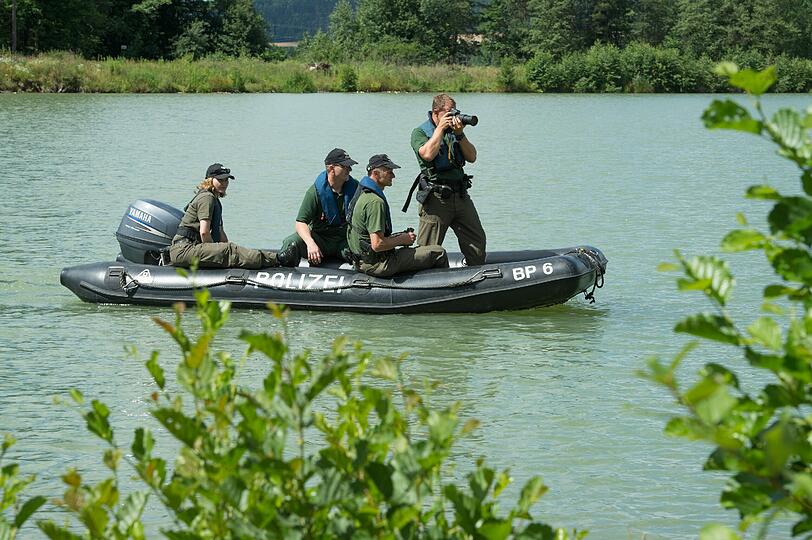 Die Suche nach dem angeblichen Krokodil in einem Schwandorfer Badesee weitet sich aus. Mehrere Taucher der Bereitschaftspolizei haben am Montag auf einem Boot die Wasseroberfläche abgesucht, um dem Reptil auf die Spur zu kommen.