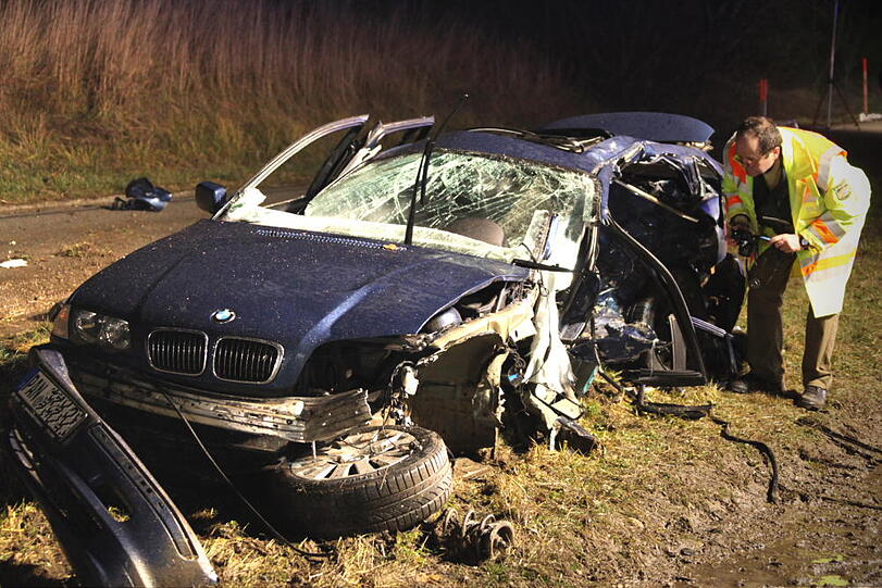Am Sonntagmorgen kam es auf der B388 zu einem schrecklichen Autounfall. Der 31-jährige Unfallverursacher erlag in einem Münchner Krankenhaus seinen Verletzungen. Die fünf Insassen des anderen Pkw wurden schwer verletzt.