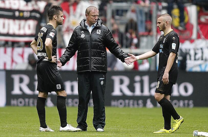 Könnten schon am Sonntag als Absteiger feststehen: Gary Kagelmacher, Trainer Torsten Fröhling und Korbinian Vollmann.