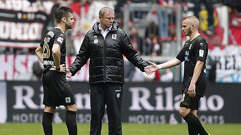 Könnten schon am Sonntag als Absteiger feststehen: Gary Kagelmacher, Trainer Torsten Fröhling und Korbinian Vollmann.