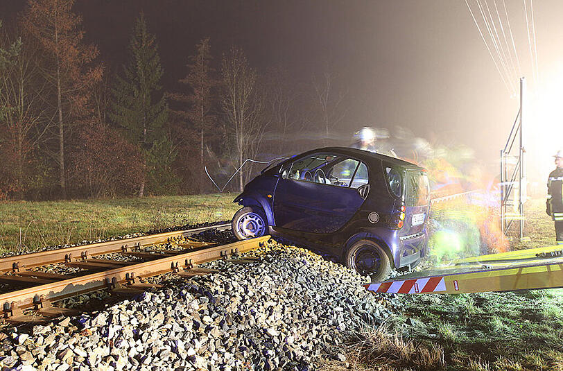Bei einem Unfall im Berchtesgadener Land landete eine Smart-Fahrerin mit ihrem Auto auf den Bahngleisen.