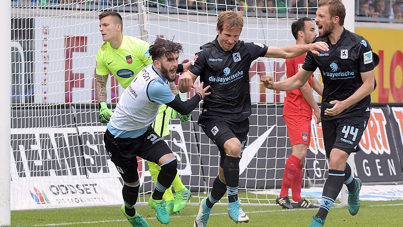 Stefan Aigner (m.) jubelt nach seinem Führungstor am letzten Spieltag gegen den 1. FC Heidenheim. Am Ende verloren die Sechzger trotzdem mit 2:1.