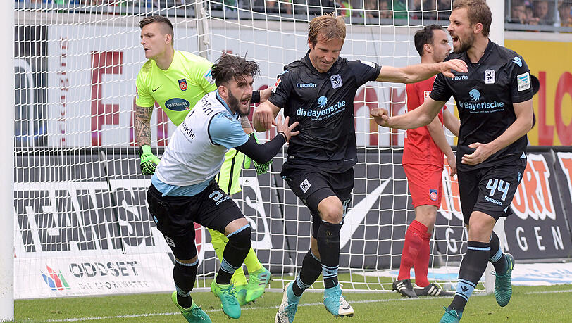Stefan Aigner (m.) jubelt nach seinem Führungstor am letzten Spieltag gegen den 1. FC Heidenheim. Am Ende verloren die Sechzger trotzdem mit 2:1. Stefan Aigner (m.) jubelt nach seinem Führungstor am letzten Spieltag gegen den 1. FC Heidenheim. Am Ende verloren die Sechzger trotzdem mit 2:1.