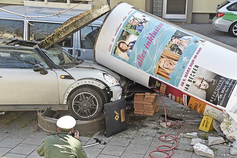 Ein Wunder, dass bei diesem Unfall keiner verletzt wurde. Die Betonplatte auf der Litfaßsäule krachte genau auf Kopfhöhe in die Windschutzscheibe des Minis.