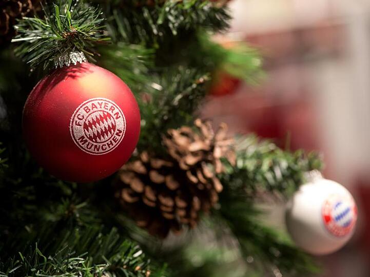 Auch eine Variante für den Weihnachtsbaum: Christbaumkugeln mit dem Logo des FC Bayern.