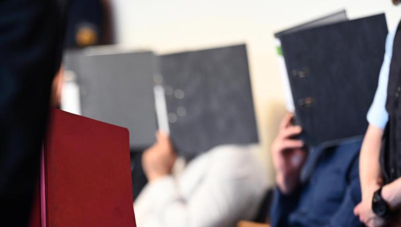 Angeklagte sitzen vor dem Prozessbeginn im Gerichtssaal in Freiburg. Angeklagte sitzen vor dem Prozessbeginn im Gerichtssaal in Freiburg.