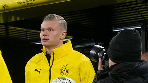 Nimmt auch vor heimischer Kulisse vorerst auf der Dortmunder Bank Platz: Neuzugang Erling Haaland.