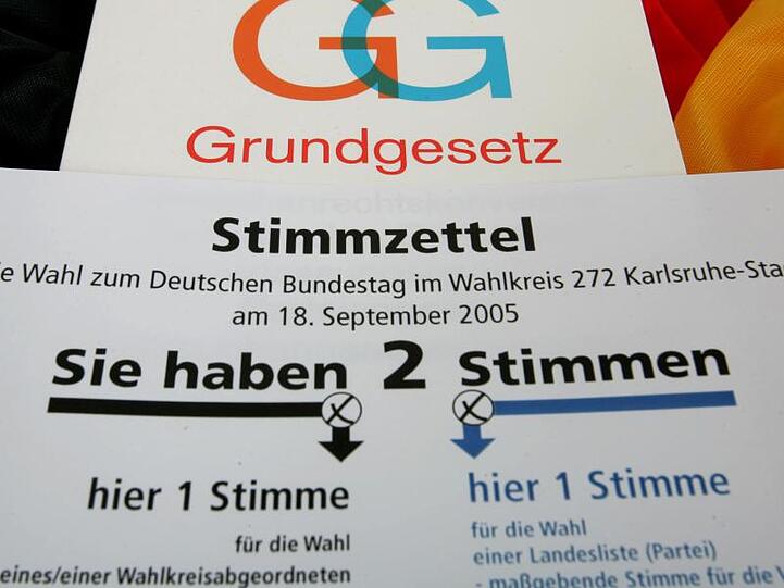 Stimmzettel: CDU und CSU streiten über die Verkleinerung des Bundestages.