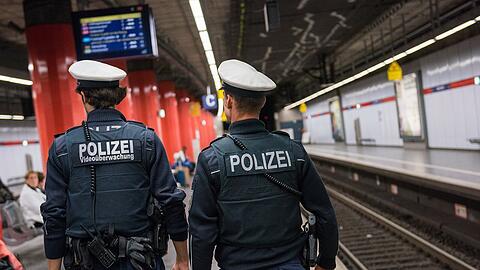 Bei einer Fahrkartenkontrolle in einer Münchner S-Bahn ist einer DB-Mitarbeiterin von einem Jugendlichen in den Bauch getreten worden. (Symbolbild)