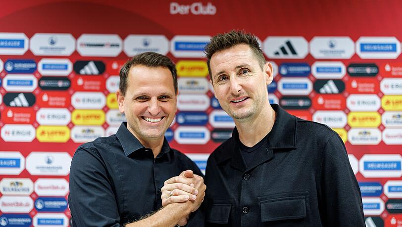 Sportvorstand Joti Chatzialexiou (l) begründet die Transfer-Entscheidungen.