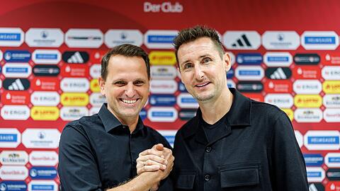 Sportvorstand Joti Chatzialexiou (l) begründet die Transfer-Entscheidungen.