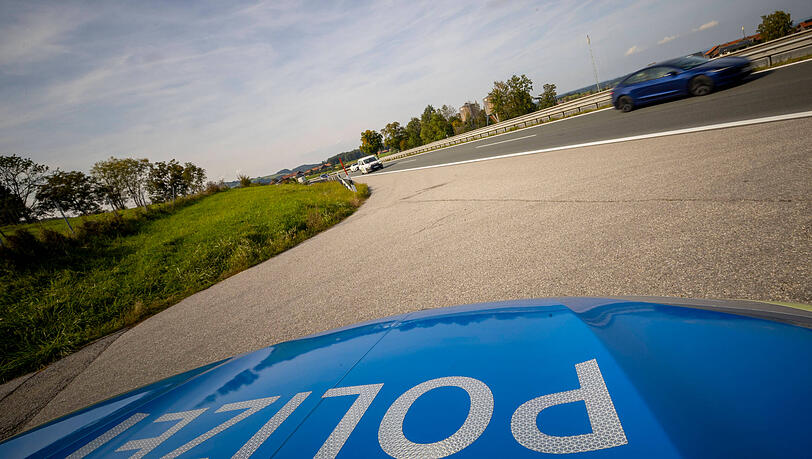 Mehrere Streifen stoppten den Mietwagen auf der Autobahn 8 in der N&auml;he von Weyarn. (Archivbild)