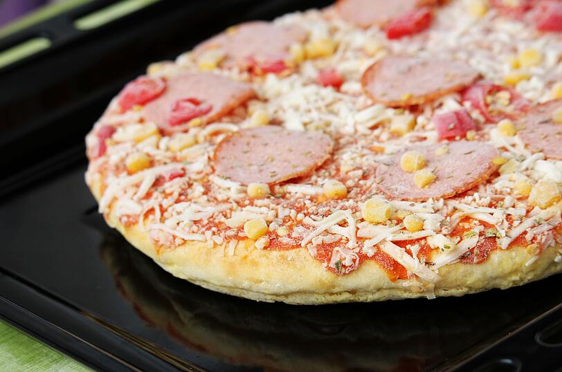Transfette können verstopfte Blutgefäße und koronare Herzerkrankungen begünstigen. In Fertiggerichten wie zum Beispiel Tiefkühlpizzen und Lasagnen finden sich zudem Weißmehl statt Vollkornmehl, raffinierte Öle statt nativem Olivenöl sowie zu viel Salz und Zucker als Geschmacksträger und Konservierungsstoffe. In Kombination mit Transfetten begünstigen diese Substanzen Entzündungen im Körper und führen zu weiteren Krankheiten. Transfette können verstopfte Blutgefäße und koronare Herzerkrankungen begünstigen. In Fertiggerichten wie zum Beispiel Tiefkühlpizzen und Lasagnen finden sich zudem Weißmehl statt Vollkornmehl, raffinierte Öle statt nativem Olivenöl sowie zu viel Salz und Zucker als Geschmacksträger und Konservierungsstoffe. In Kombination mit Transfetten begünstigen diese Substanzen Entzündungen im Körper und führen zu weiteren Krankheiten.