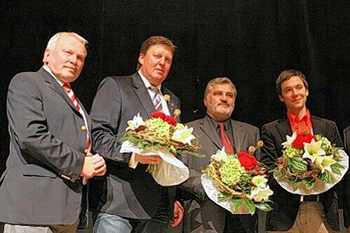 Aufsichtsratsvorsitzender Klaus Schramm (l.) bei der Begrüßung seiner neuer Mitstreiter. Ob&rsquo;s für Fritz Stahlmann, Hanns-Thomas Schamel und Ralf Peisl (v.l.) auch künftig Blumen gibt, wird sich erst weisen.