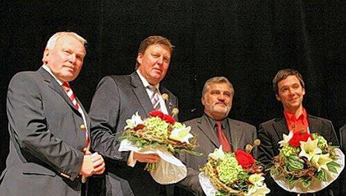 Aufsichtsratsvorsitzender Klaus Schramm (l.) bei der Begrüßung seiner neuer Mitstreiter. Ob’s für Fritz Stahlmann, Hanns-Thomas Schamel und Ralf Peisl (v.l.) auch künftig Blumen gibt, wird sich erst weisen. Aufsichtsratsvorsitzender Klaus Schramm (l.) bei der Begrüßung seiner neuer Mitstreiter. Ob’s für Fritz Stahlmann, Hanns-Thomas Schamel und Ralf Peisl (v.l.) auch künftig Blumen gibt, wird sich erst weisen.