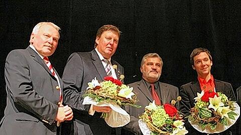 Aufsichtsratsvorsitzender Klaus Schramm (l.) bei der Begrüßung seiner neuer Mitstreiter. Ob&rsquo;s für Fritz Stahlmann, Hanns-Thomas Schamel und Ralf Peisl (v.l.) auch künftig Blumen gibt, wird sich erst weisen.