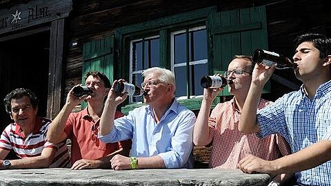 Wohlsein! Der SPD-Bundestagsabgeordnete Klaus Barthel, Landtagskandidat Tim Weidner, der Vorsitzende der SPD-Bundestagsfraktion Frank-Walter Steinmeier (SPD), sein bayerischer Amtskollege Markus Rinderspacher und SPD-Bundestagskandidat Abuzar Erdogan (SPD) (v. l.) auf der Specker Alm.