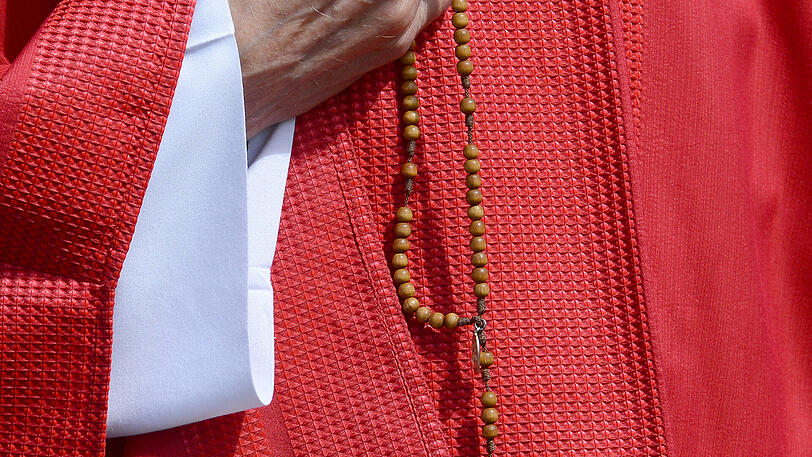 Ein Priester mit einem Rosenkranz in den Händen (Symbolfoto).
