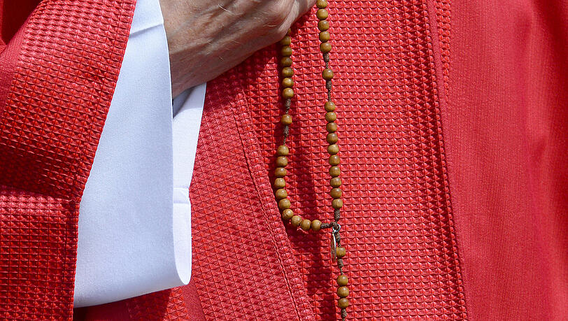 Ein Priester mit einem Rosenkranz in den Händen (Symbolfoto). Ein Priester mit einem Rosenkranz in den Händen (Symbolfoto).