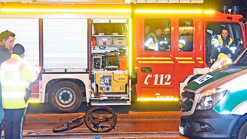 Das Fahrrad ist komplett demoliert, der Radler kam mit schweren Verletzungen ins Krankenhaus. Die Bilder vom Unfallort an der Rosenheimer Straße.