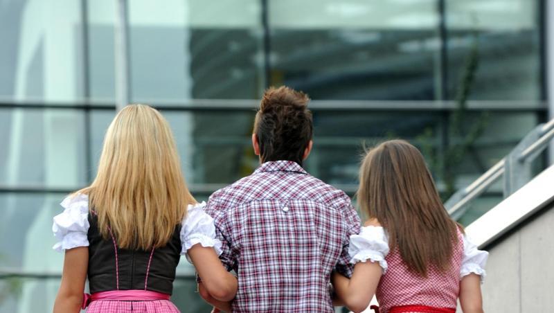 Drei junge Leute gehen in Tracht gekleidet am zur Eröffnungsparty der Allgäuer Festwoche. Foto: Stefan Puchner/Archivbild Drei junge Leute gehen in Tracht gekleidet am zur Eröffnungsparty der Allgäuer Festwoche. Foto: Stefan Puchner/Archivbild
