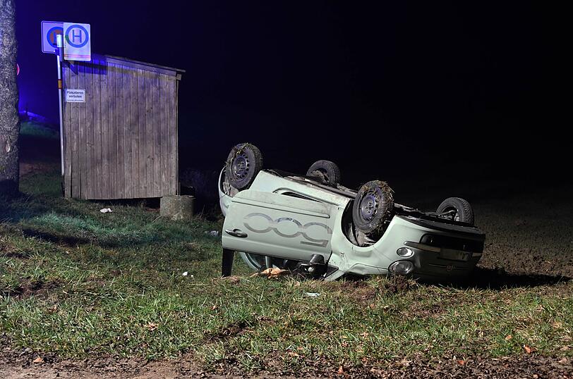 Der Kleinwagen erlitt einen wirtschaftlichen Totalschaden und musste abgeschleppt werden.
