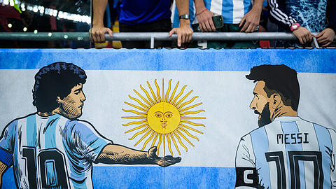 Argentinische Legenden: Diego Maradona und Lionel Messi.